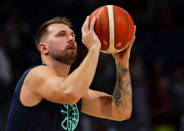 东契奇拼尽全力无法赢球！哈姆见到迥然不同的字母哥？