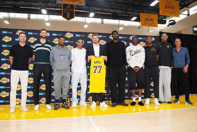 东契奇拼尽全力无法赢球！哈姆见到迥然不同的字母哥？