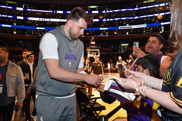 东契奇拼尽全力无法赢球！哈姆见到迥然不同的字母哥？